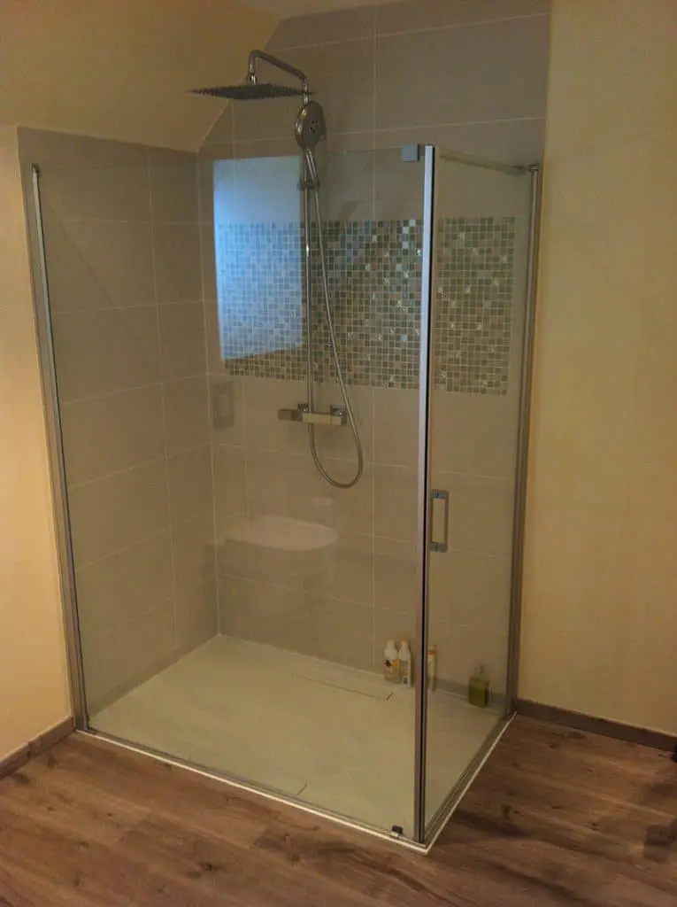 Douche à l'italienne à Jeu-les-Bois